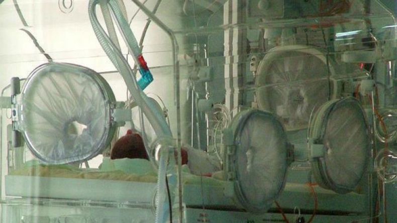 جَنين يولد حيًا بعد موت أمّه سريريًا بـ 55 يومًا!