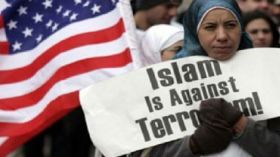 البيت الأبيض يدعو لعدم الاشتباه بصلة جميع المسلمين بالإرهاب