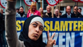 مسلمة ترد بطريقتها على مناهضين للإسلام في بلجيكا