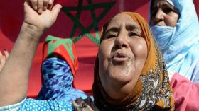 رجال مغاربة: وظيفة المرأة في البيت وهي تستحق الضرب أحياناً!