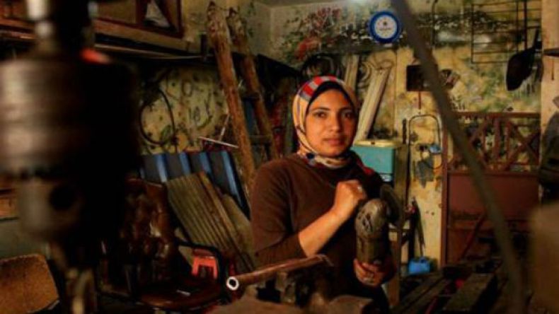 مها صبري.. مصرية تتحدى التقاليد وتليّن الحديد!