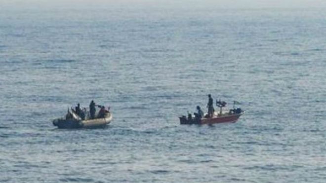 مدمرة أمريكية تنقذ بحارة إيرانيين في الخليج العربي