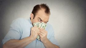 طلبت الخلع لأن زوجها ينام بحافظة نقوده ويخفي مشترياته!