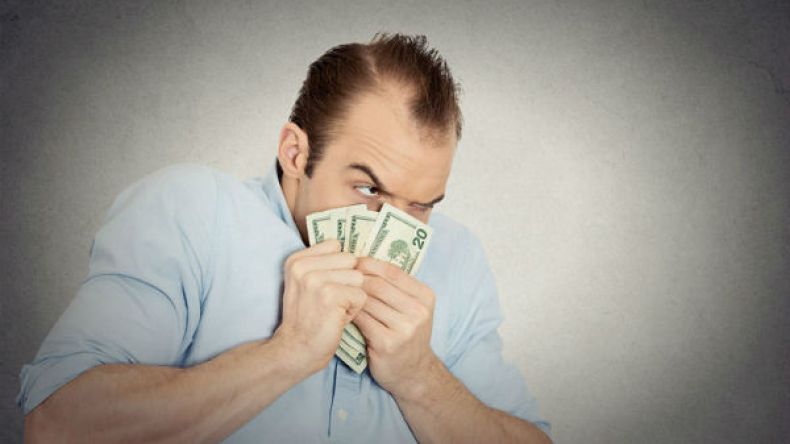 طلبت الخلع لأن زوجها ينام بحافظة نقوده ويخفي مشترياته!