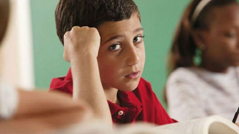 تعرفي على أصول التعامل مع المشاكل بين أبنائك ومعلّميهم