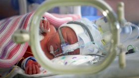 العالم يشهد ولادة أول أنثى من ثلاثة آباء.. كيف؟!