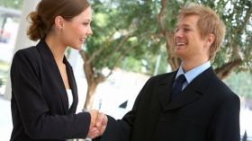 حملة لمنع تقبيل النساء ودعوات للاكتفاء بالمصافحة