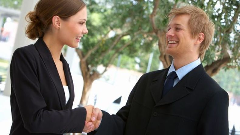 حملة لمنع تقبيل النساء ودعوات للاكتفاء بالمصافحة