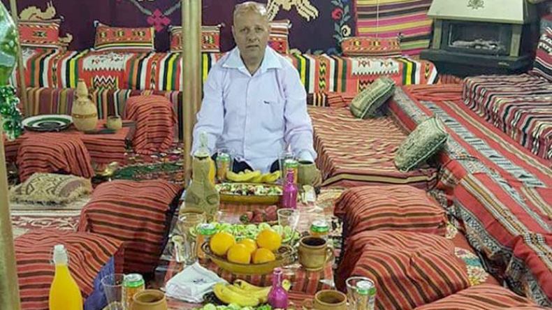 هذه قصة لخضر مباركي الذي حوّل منزله إلى خيمة ومتحف للضيوف بباتنة