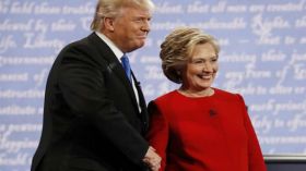 هيلاري كلينتون تقر بهزيمتها وتهنئ ترامب