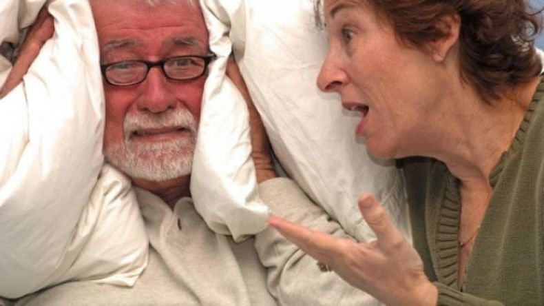 الرجل الصامت والمرأة الثرثارة.. ما الحل؟!