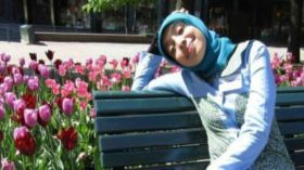 كوميدية أندونيسية تدافع عن الحجاب والإسلام بأسلوب ساخر