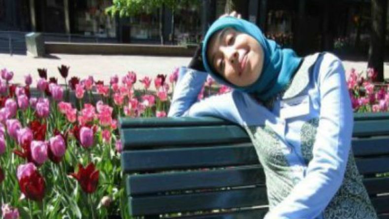 كوميدية أندونيسية تدافع عن الحجاب والإسلام بأسلوب ساخر