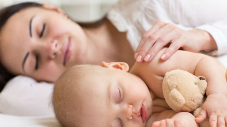 لهذا السبب عليه أن ينام إلى جانبك على نفس السرير؟!