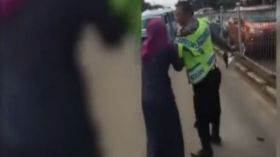 امرأة تضرب شرطي مرور حرّر مخالفة بحقها!