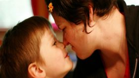 طفلي منغلق كتوم.. كيف أحميه؟