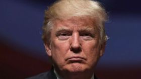 دونالد ترامب يتلقى نصيحة من وزير الخارجية الحالي جون كيري