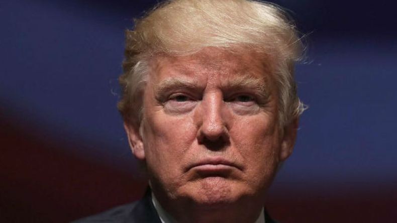 دونالد ترامب يتلقى نصيحة من وزير الخارجية الحالي جون كيري