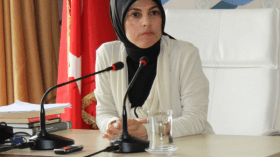 طردت من البرلمان بسبب حجابها فأصبحت سفيرة لبلادها