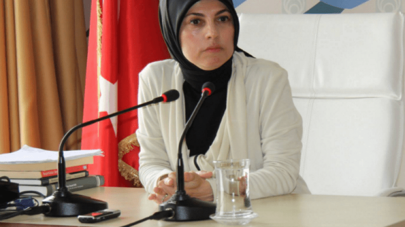 طردت من البرلمان بسبب حجابها فأصبحت سفيرة لبلادها