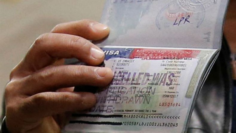 ترامب يعمل على “نسخة مبسطة” من حظر السفر