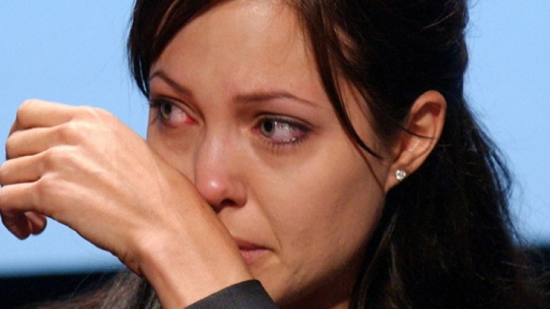 أنجلينا جولي المنهارة تعود لعاداتها السيئة بشراهة.. والسبب؟!