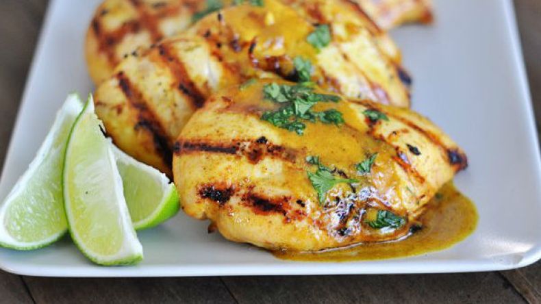 صدور الدجاج حارة بالليمون