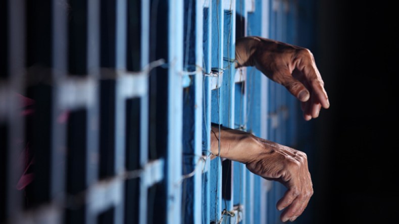 معلم مهدد بالسجن لإعتدائه على معاق بــ “ساطور”