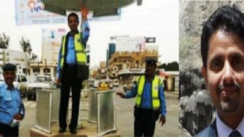 وزير يمني ينظم حركة السير بصنعاء