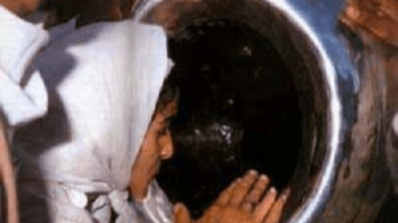 السعودية تدرس مقترح تخصيص أوقاتٍ للنساء لتقبيل الحجر الأسود