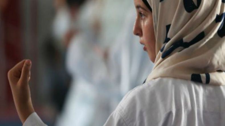 السعودية: عضو “شورى” يدعو نساء المملكة إلى تعلّم الكاراتيه والجودو!