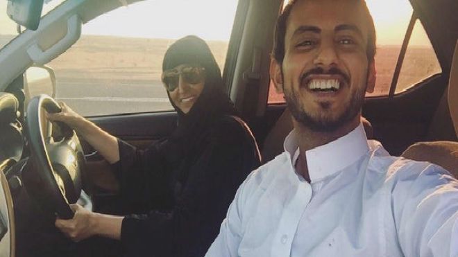 سعودي يشعل تويتر بسيلفي مع والدته وهي تقود السيارة