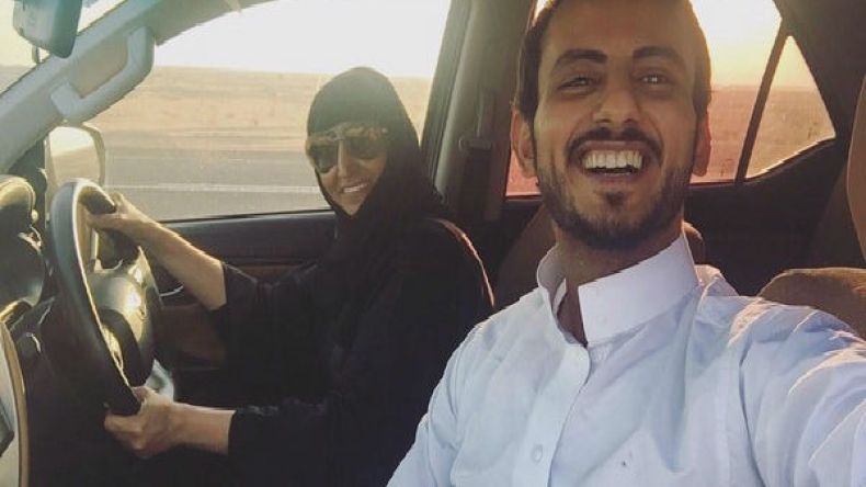 سعودي يشعل تويتر بسيلفي مع والدته وهي تقود السيارة