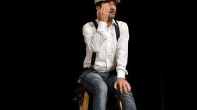 مصطفى الصغير يفضح مادية المجتمع الجزائري