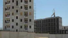 لجنة حكومية للتحقيق في “فضيحة” إنجاز مساكن ترقوية داخل ملعب كرة قدم