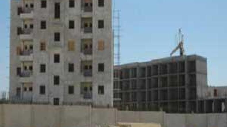 لجنة حكومية للتحقيق في “فضيحة” إنجاز مساكن ترقوية داخل ملعب كرة قدم