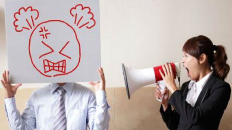 دراسة بريطانية: المرأة تقضي 8000 دقيقة سنويا في إزعاج زوجها!