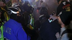 الشرطة الأمريكية ترش معارضي ترامب بالفلفل لتفريقهم