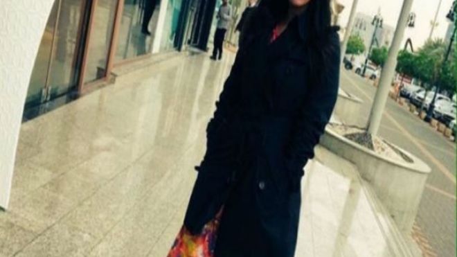 سعودية تتحدى القوانين وتمشي دون عباءة في شوارع الرياض!