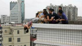 صيني ينقذ زوجته من الانتحار بطريقة عجيبة!