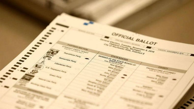 امرأة من بيرو تواجه الترحيل من أمريكا لتصويتها غير القانوني