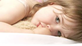 لهذا السبب لا تمنعي طفلك من مصّ إبهامه وقضم أظافره؟!