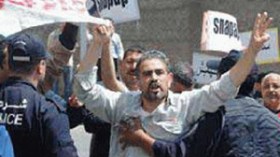 نقابات برأسين ترهن مطالب عمالها بسبب صراعاتها الداخلية