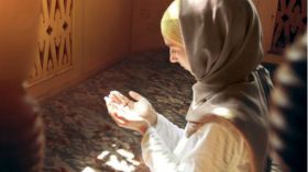 أرى صورته على سجادة الصلاة وعلى أوراق المصحف!