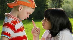 طفلي يفشي أسرار البيت لحماتي.. كيف أتصرف؟