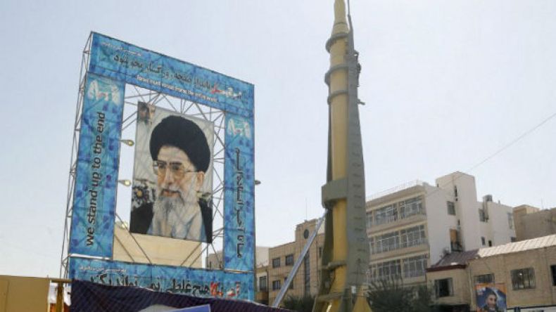 ضابط إيراني يتحدى الولايات المتحدة الأمريكية وإسرائيل