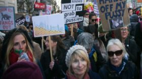 مئات الآلاف يخرجون في مسيرات تتقدمها النساء ضد ترامب