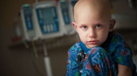 أم سقطت مغشيا عليها بعد سماع الخبر وأخرى اكتشفت سرطان ابنها بالصدفة