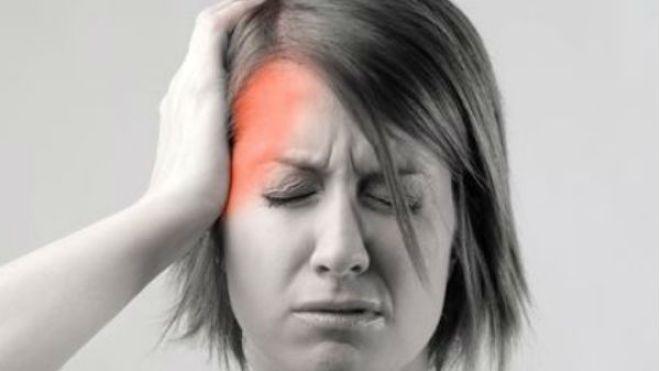 الصداع النصفي عند النساء.. تعرفي على الأسباب؟