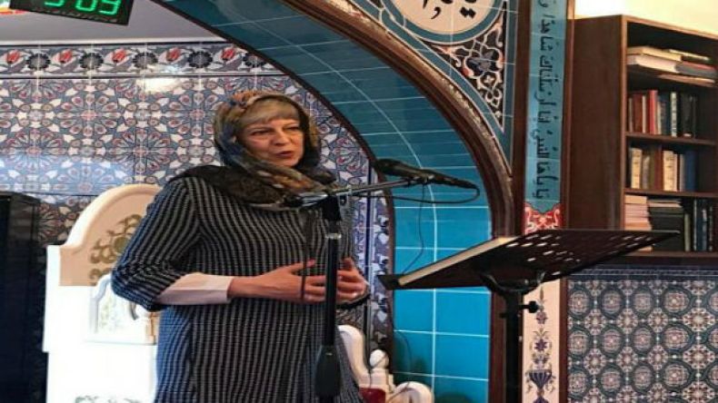 تيريزا ماي ترتدي الحجاب للتعرف على قيم الإسلام